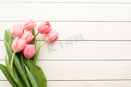 白色木桌背景上的粉色郁金香，带复制空间