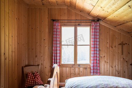 山中度假：小屋或高山小屋质朴的旧木质内饰