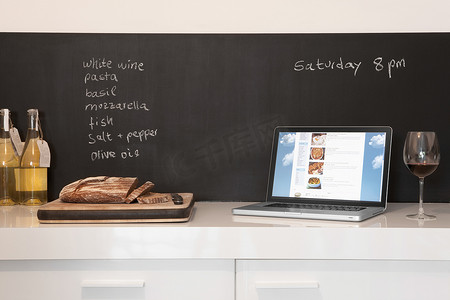 带切面包和笔记本电脑的黑板清单