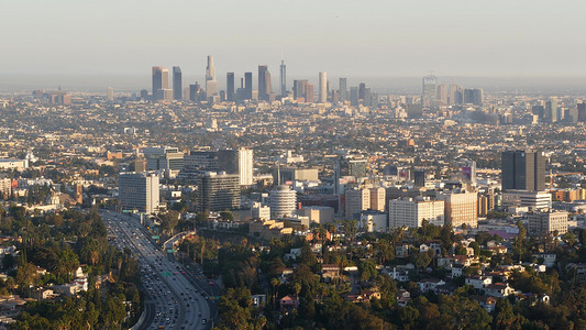 美国加利福尼亚州洛杉矶的大都市高层摩天大楼和繁忙的高峰时段高速公路。