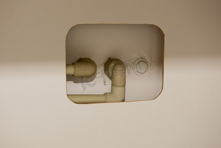 公寓家具上的塑料水管孔。