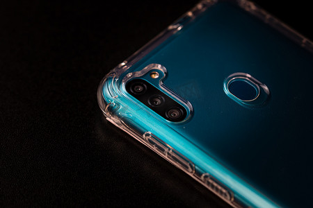 选择性关注新款智能手机三星 Galaxy M11 三重摄像头和指纹传感器的背面。