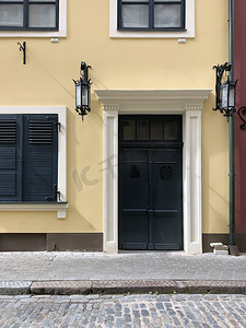 带绿色门窗的旧黄色建筑入口正面视图 图库照片