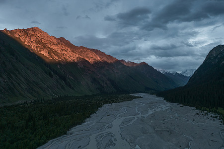 日落时的河流和山脉。