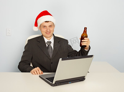 办公室文员在工作中庆祝圣诞节