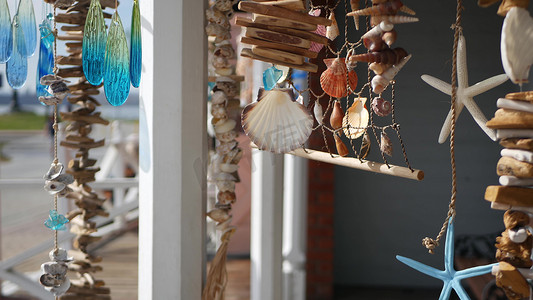 航海风格悬挂贝壳装饰，海滨蓝色木制度假屋，太平洋海岸，美国加利福尼亚州。