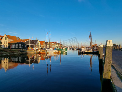 urk摄影照片_荷兰弗莱福兰渔村 Urk 的老港口，美丽的 Spring ay 在前荷兰 Urk 岛