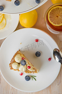 煮茶小吃摄影照片_柠檬蛋糕，灰色背景的馅饼和一杯茶。
