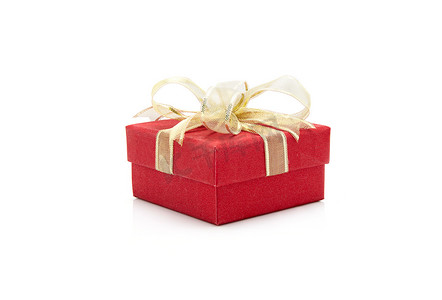 白色背景中突显的红色礼盒和丝带，情人节或圣诞节礼物，生日或周年纪念日礼物，包装豪华，无人，节日和节日概念。