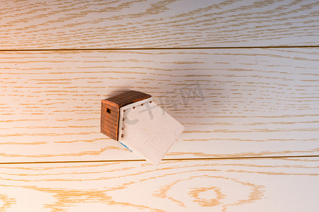 镶木地板背景的小模型房子