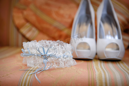 桌上的婚礼配饰和新娘鞋