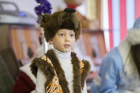 白俄罗斯，Gomil 市，2018 年 12 月 27 日。幼儿园的晨会。穿着化装的孩子。