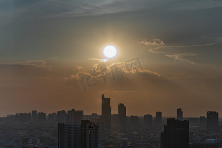 日落前曼谷美丽的城市景观为一天的剩余时间营造出轻松的感觉。