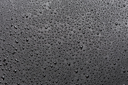抽象平面黑色疏水表面宏观背景上的水滴