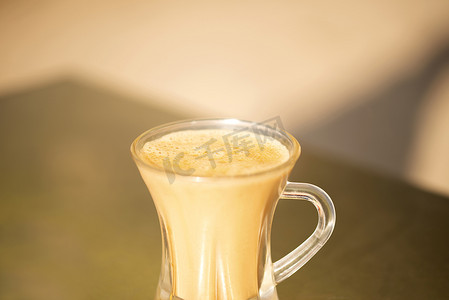 热奶茶摄影照片_一杯热奶茶，奶茶（普通柴）在巴基斯坦很受欢迎