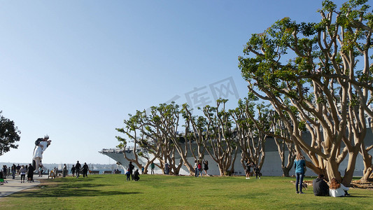 美国加利福尼亚州圣地亚哥 — 2020 年 2 月 23 日：无条件投降雕像，USS Midway 博物馆。