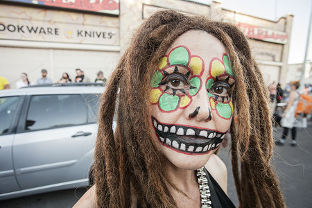 梳着 Dia De Los Muertos 妆容的长发绺女人