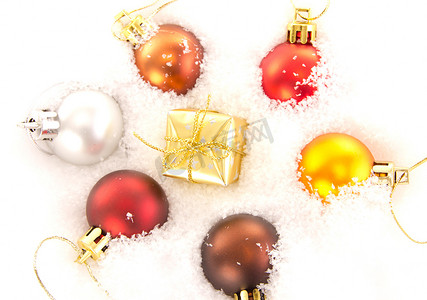 季中摄影照片_圣诞树球和雪中的礼物