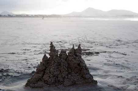 桑特岛摄影照片_“兰萨罗特岛法马拉海滩上的沙堡”