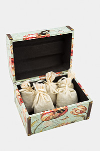 香包摄影照片_带纺织袋的礼品盒