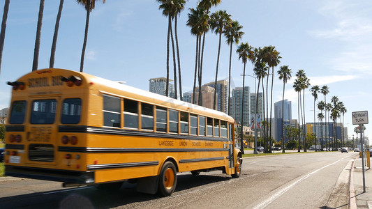 校车学校摄影照片_在城市街道上的黄色校车。