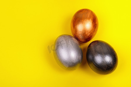 统一黄色背景上的多色鸡蛋，带有文本位置。