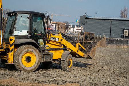 乌克兰，卢茨克 — 2020 年 4 月 10 日：黄色轮式装载机挖掘机在建筑工地用沙子和砾石工作。