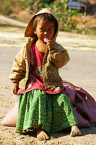 亚洲孩子摄影照片_亚洲孩子，可怜、肮脏的越南孩子