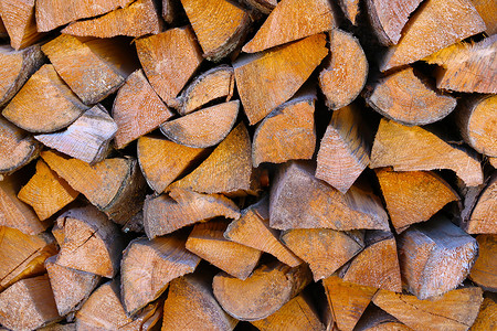 切碎的木头堆放在冬天用来点燃炉子的堆里。