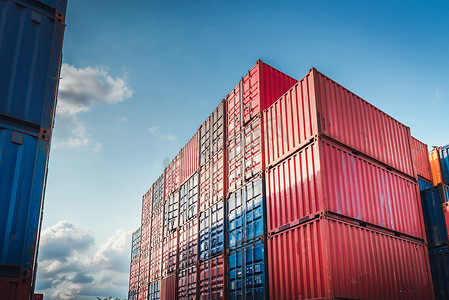 物流业摄影照片_海港集装箱货船进出口、集装箱物流业货物运输。