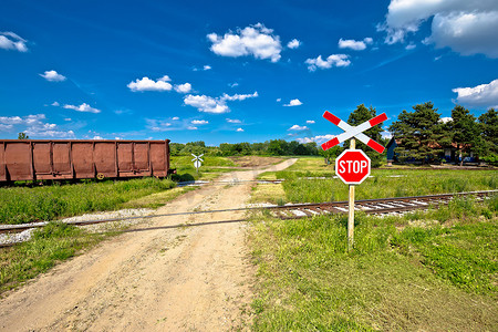 受保护摄影照片_未受保护的铁路穿越乡村公路景观。