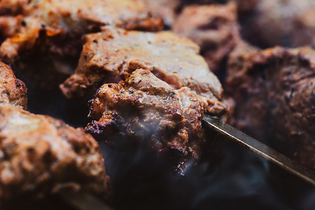煤炭加工摄影照片_烹饪烤肉串。