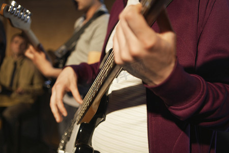 男性吉他手在表演中的特写中段