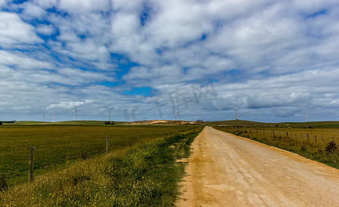 通往格兰屏国家公园的直砾石路，远处有一个风电场，澳大利亚新南威尔士州