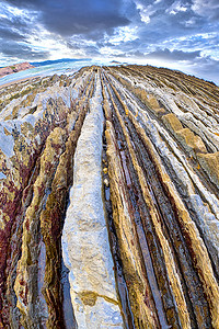 陡峭倾斜的 Flysch 层，西班牙巴斯克海岸联合国教科文组织世界地质公园