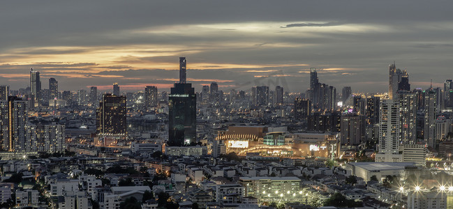 曼谷城市天际线日落全景拍摄。
