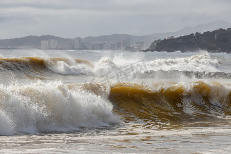 大风海浪摄影照片_打破 ina 大风天的强有力的海浪