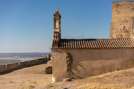 葡萄牙阿连特茹的 Juromenha 美丽废墟城堡堡垒和瓜迪亚纳河