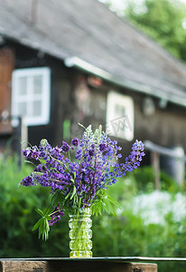 室外农村房屋建筑上的夏季鲜花花束。