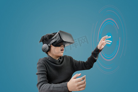 亚洲男孩戴着 VR 眼镜耳机，前面有技术图形。
