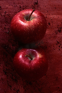 两个红色美味的苹果
