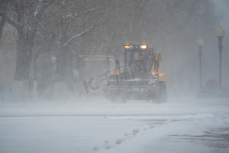 除雪设备、公用事业和市政服务正在清除暴风雪、暴风雪和暴风雪中街道上的积雪。冬天的天气状况。下雪的恶劣天气状况
