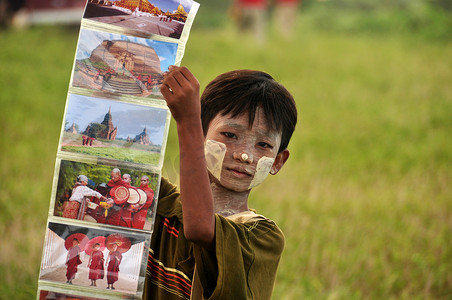 蒲甘，缅甸-2015 年 11 月 18 日：显示彩色照片的小民族男孩，可爱的亚洲男孩在田中脸上涂漆显示东方文化彩色照片的拼贴画。