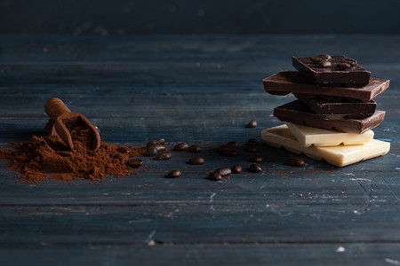 木质背景中不同的巧克力、咖啡豆和咖啡粉