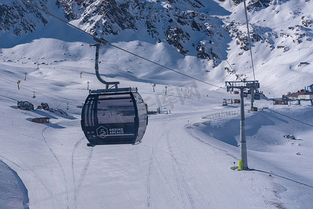 2021 年冬季，Grandvalira Pyrenees 站旁的 Ordino Arcalis 缆车