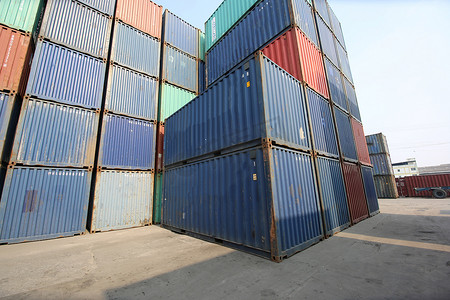 工头摄影照片_来自港口货物的集装箱箱。工头控制工业集装箱货船。运输和物流概念。