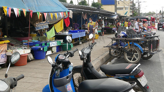 泰国苏梅岛 — 2019 年 7 月 10 日：当地人的食品市场。