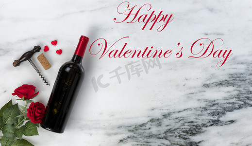 情人节快乐，有可爱的红玫瑰花和红酒瓶，还有天然大理石上的心和信息
