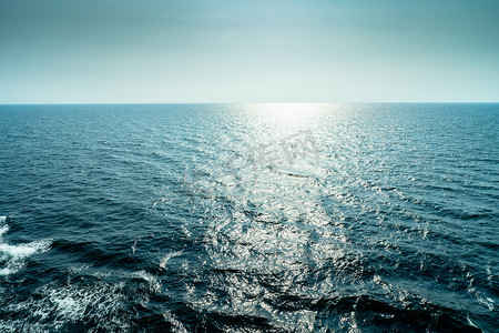 “绿松石水平和海水表面，深蓝色海水”