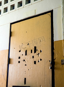 旧教室门上的破洞被锁上了